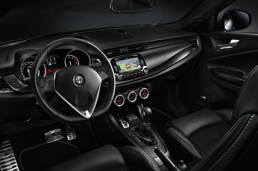 Интерьер Alfa Romeo Giulietta Quadrifoglio Verde (940) 2014 года  (фото 9 из 40)